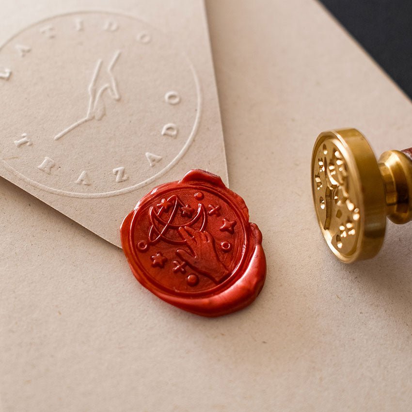 Sobre kraft con carta personalizada y sello de cera artesanal