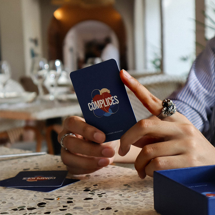 Juego para reuniones "Cómplices", ideal para conocer mejor a amigos, familia o desconocidos.