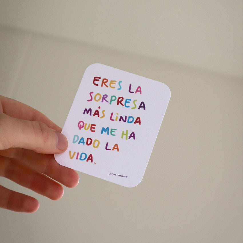 Tarjeta con mensaje tierno para pareja, ideal para acompañar regalos románticos o juegos para novios.