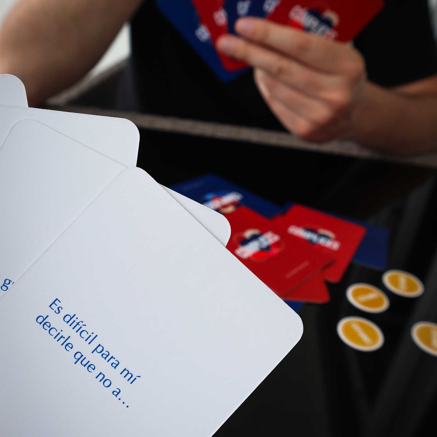 "Cómplices" juego de cartas para jugar con amigos y familia, con modo familiar y picante.