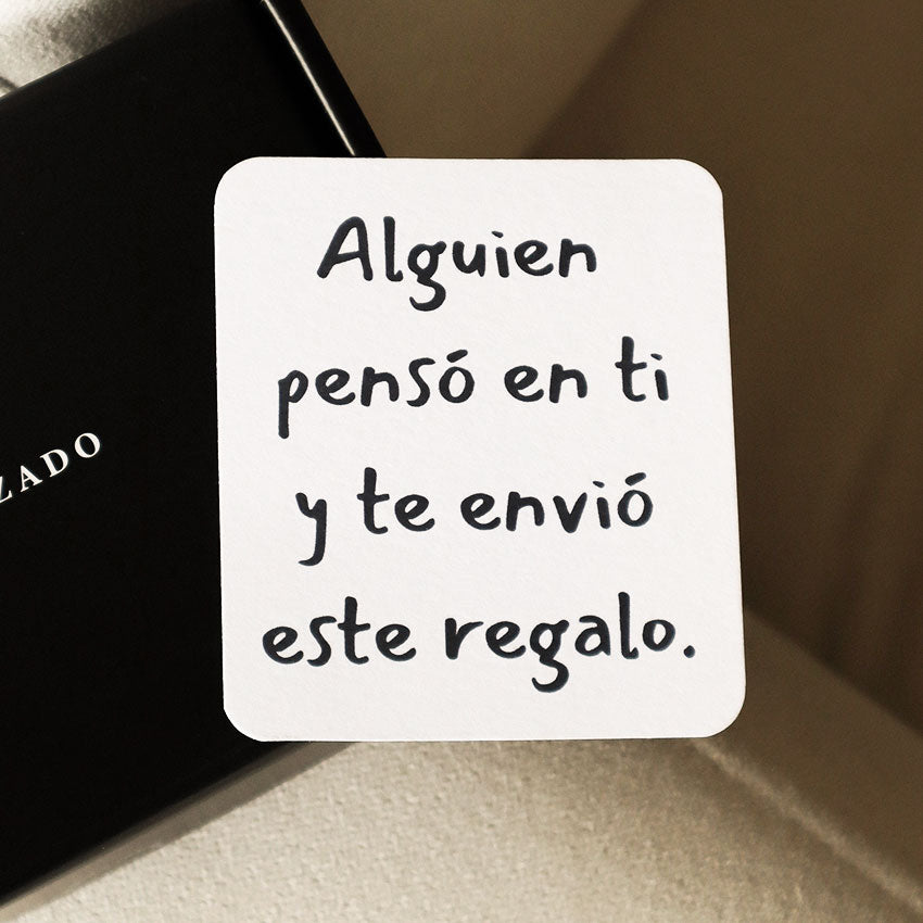 Tarjeta con mensaje “alguien pensó en ti”, perfecta para tiendas de regalos o juegos para pareja