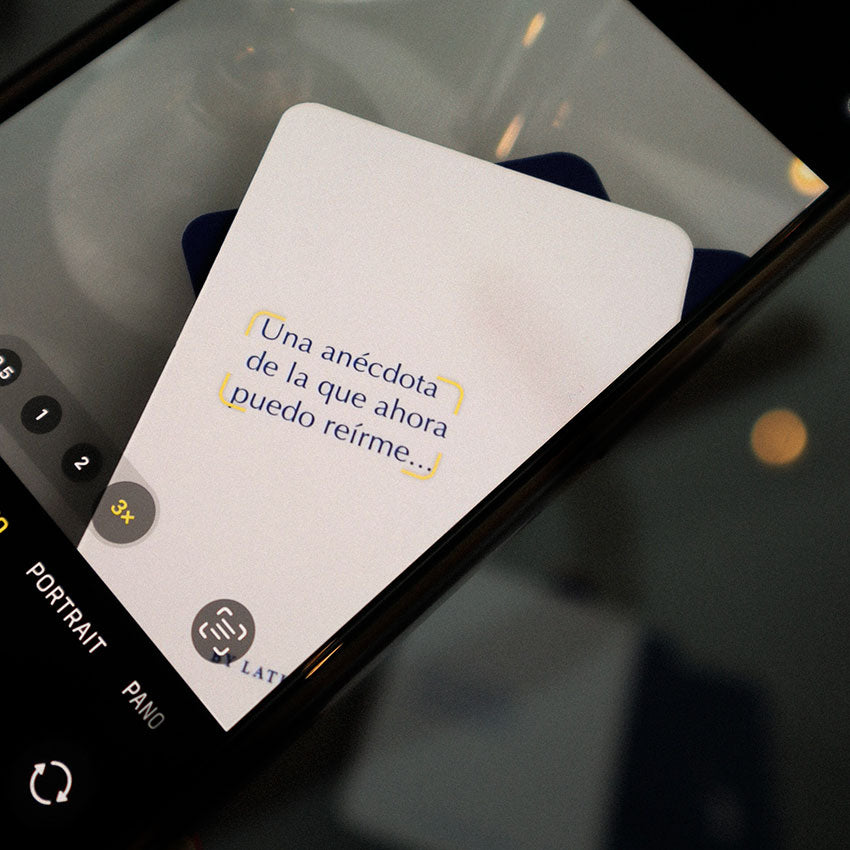 Juego de cartas perfecto para parejas, amigos y reuniones divertidas.