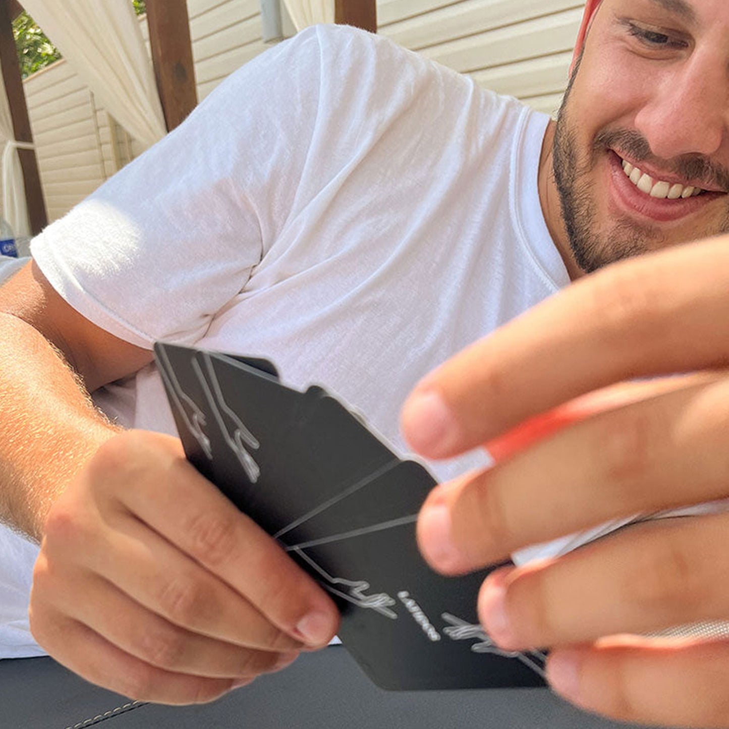 Juego de cartas romántico Latidos, ideal para citas especiales, con 100 preguntas y retos para crear momentos inolvidables.
