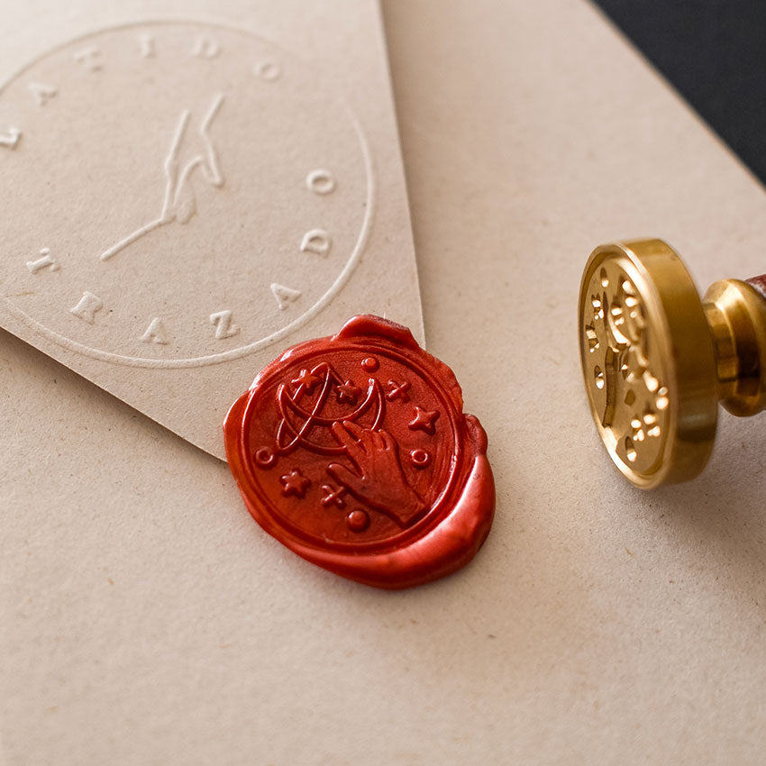 Sobre kraft con carta personalizada y sello de cera artesanal