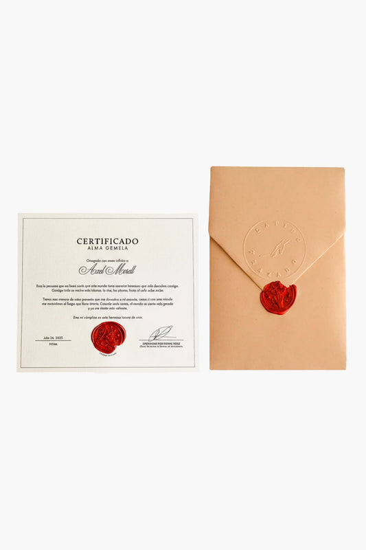 Regalo romántico elegante con tarjeta personalizada y sobre premium