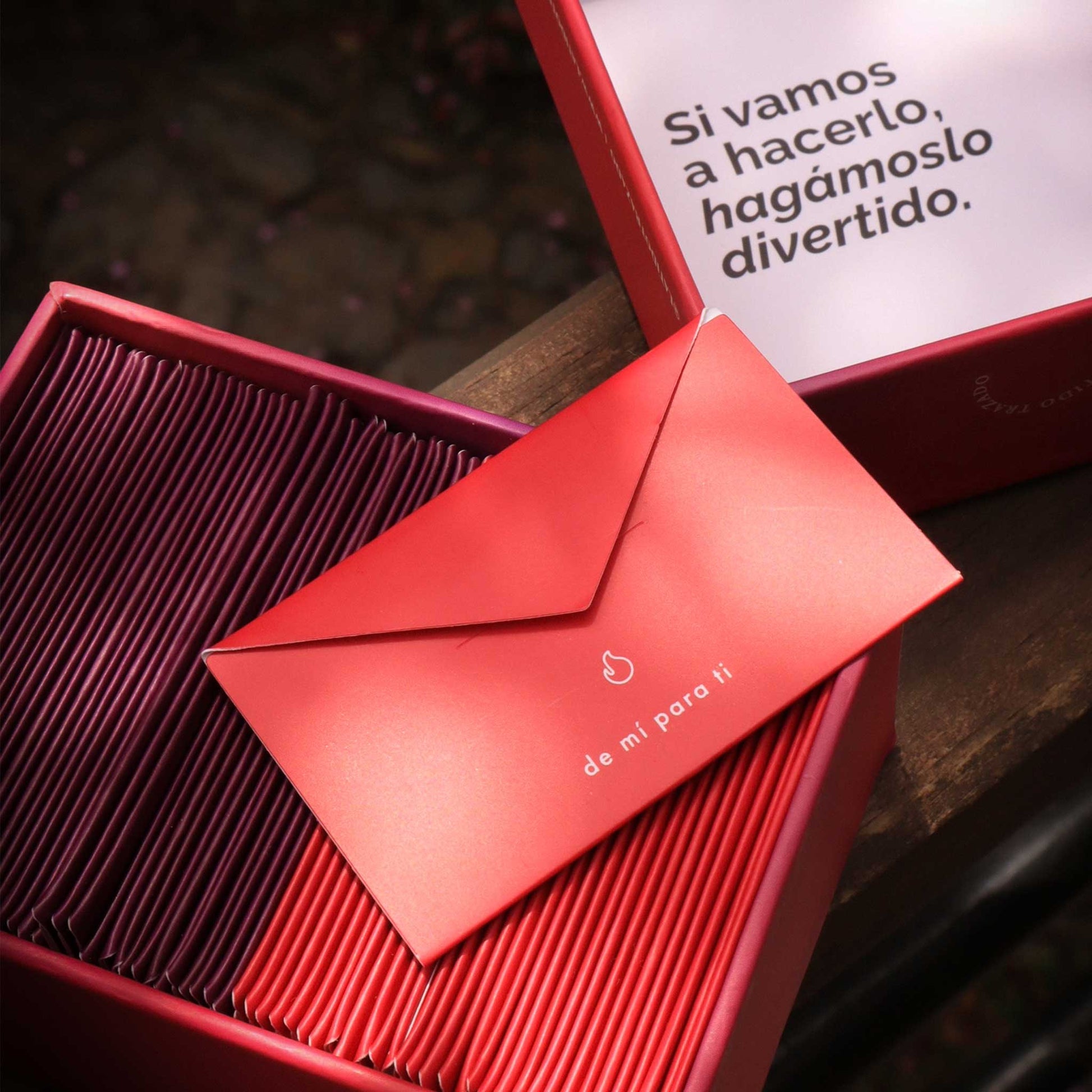 Sobres secretos juego Gemidos, cada uno con un reto erótico para parejas aventureras.