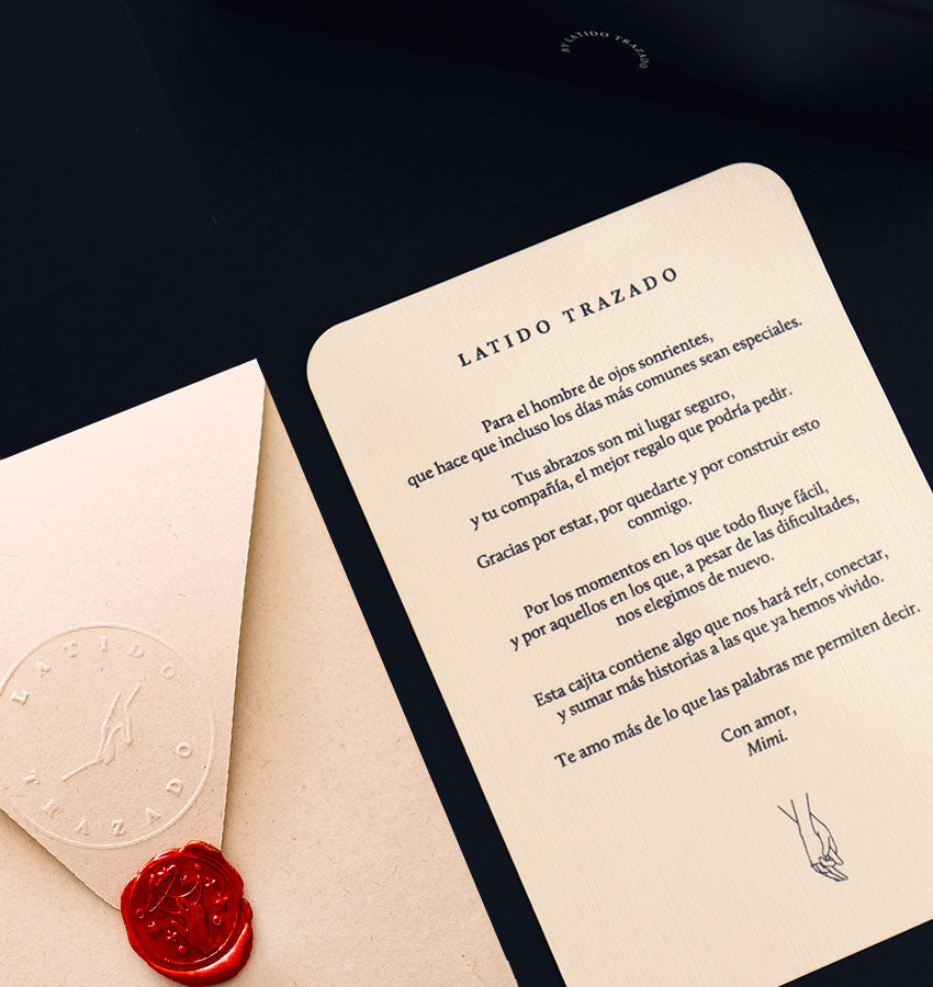 Sobre kraft con carta personalizada y sello de cera rojo