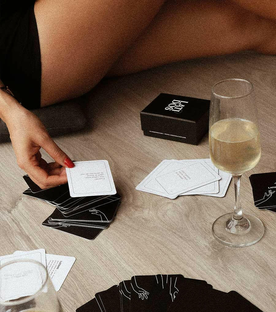 Juego sexy para parejas de cartas con preguntas y retos